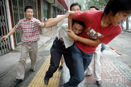 西安路人合力抓获无照驾驶者(组图)