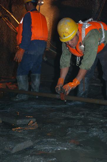 图文社会3宜万铁路野三关隧道透水事故进入安全搜救阶段