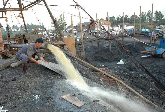 图文江西榨一煤矿透水事故矿井开始大规模向外排水