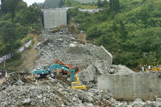 8月18日,湖南凤凰堤溪沱江大桥垮塌事故现场对遇难者遗体的搜寻仍在