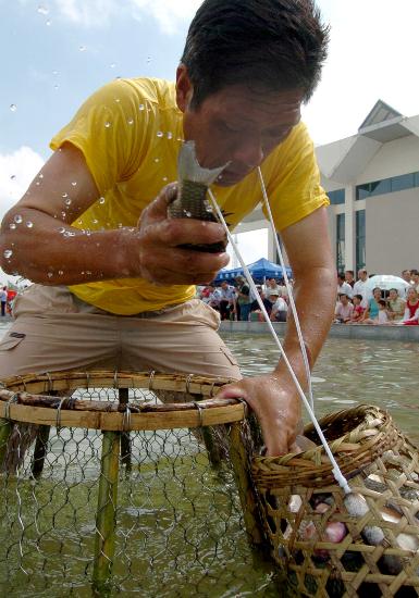 罩鱼是当地渔民使用竹子,铁丝,塑料等材料制作成的罩子进行捕鱼的一种