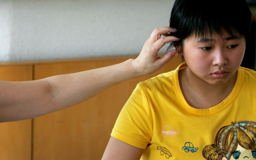 图文失聪的高考女孩接受采访