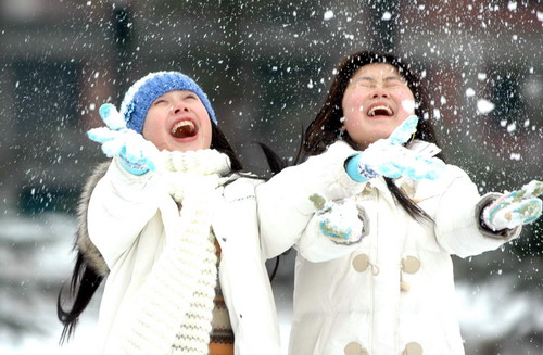 图文学生和雪花在空中飞扬
