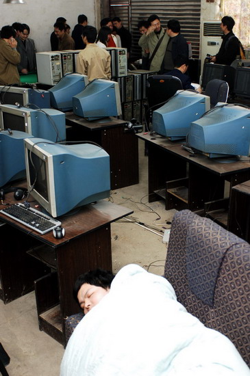 4月4日,在长沙市文化,工商,公安等部门查处黑网吧的过程中,发生了这样