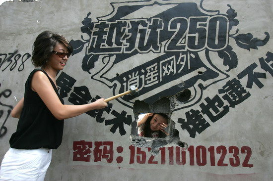 图文:网友砸墙实验《越狱》胡克定律