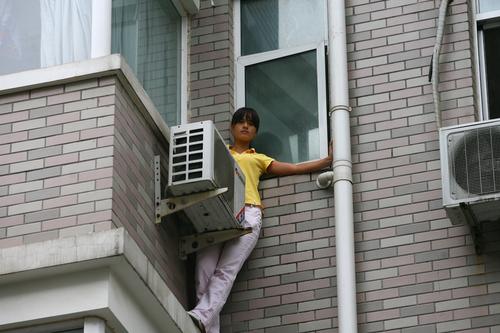 组图女大学生因恋爱被锁家门跳窗出逃陷困境