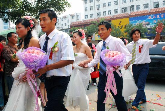 图文:山东潍坊三胞胎兄弟同日娶新娘