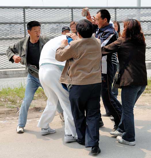 组图上海车展门口的斗殴