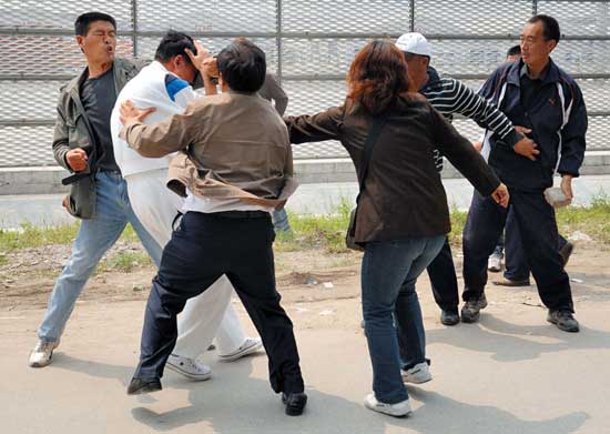 组图上海车展门口的斗殴