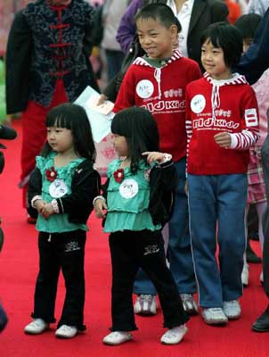 北京700对双胞胎参加文化节(组图)
