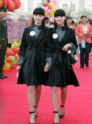 北京700对双胞胎参加文化节(组图)