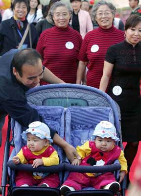 北京700对双胞胎参加文化节(组图)