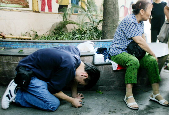 图文:男子跪地向母亲请罪