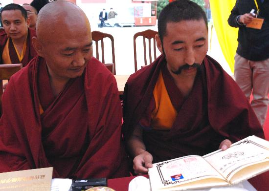 学员加样洛桑(右)和坚参群培在观看被授予的"拓然巴"高级学衔证书