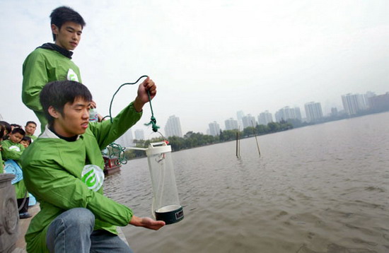 图文:环保志愿者在莫愁湖检测水质