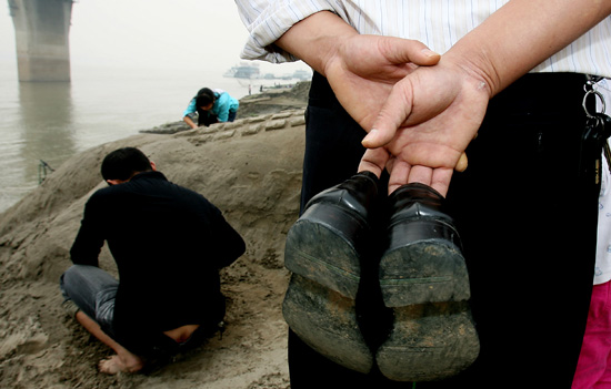 图文:脱下了皮鞋彻底放松