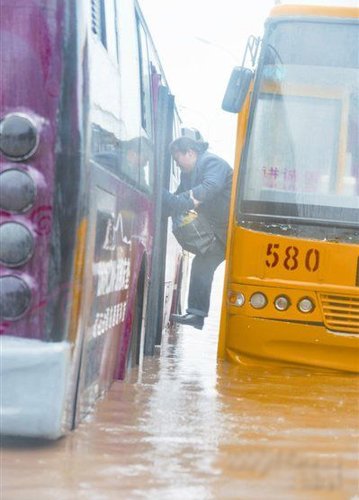 公共汽車的輪子-網帖曝武漢公交車瘋狂行駛車輪離地高清圖片