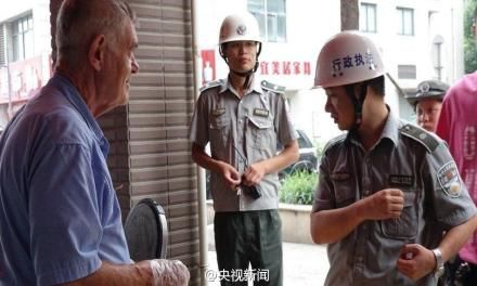 Randy在与上门的城管交涉