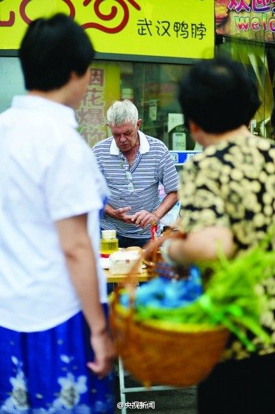 美国人在中国开早餐摊