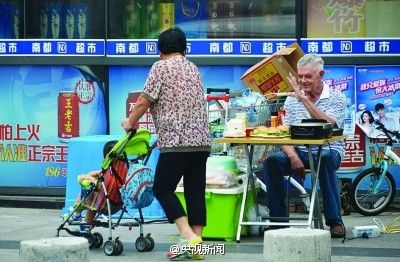 Randy向路过行人打招呼