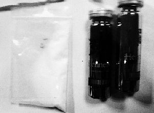 警方在包厢里查获的毒品K粉和“神仙水”。