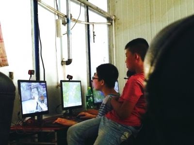 网吧里到处都是未成年学生。      京华时报记者施志军摄