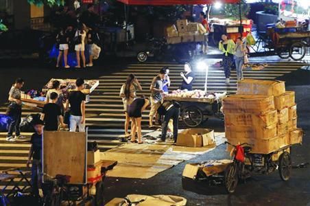 8月20日凌晨1点，长寿路胶州路口，摊位都已经摆到了机动车道上。