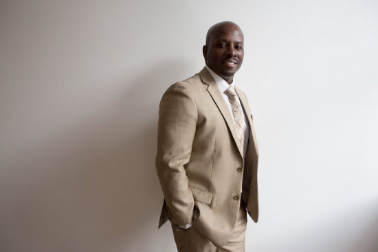 因被误判谋杀而坐了16年冤狱的美国纽约男子阿拉巴·柯林斯