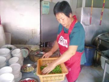 李绍连打了两份工，拼命挣钱为儿子筹手术费。