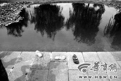 昨日下午，姐弟俩穿的鞋子仍留在岸边 本组图片由华商报记者 赵雷 摄 