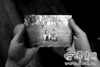 舅舅手里拿着溺亡姐弟俩的照片 