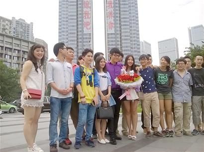 求婚成功后与好友以横幅为背景合影