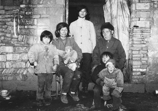 1987年12月底，楼小英夫妇和5个孤儿的合影。