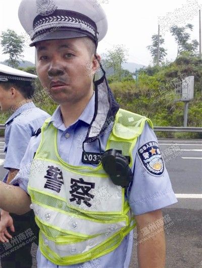 交警王辉来回隧道救人，脸被浓烟熏黑。