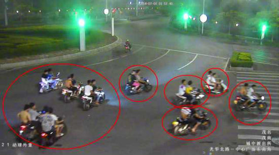 案发当晚，飙车党聚集路上寻仇对家