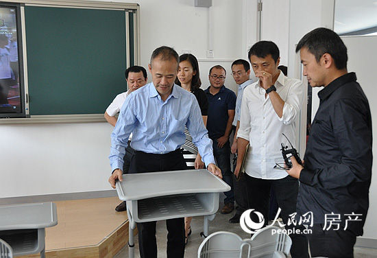 8月27日，王石踏访北京四中房山校区。王石强调，在校园设计建造中，要真正将“绿色”意识、“绿色”理念植入校园。(人民网记者 孙红丽摄)