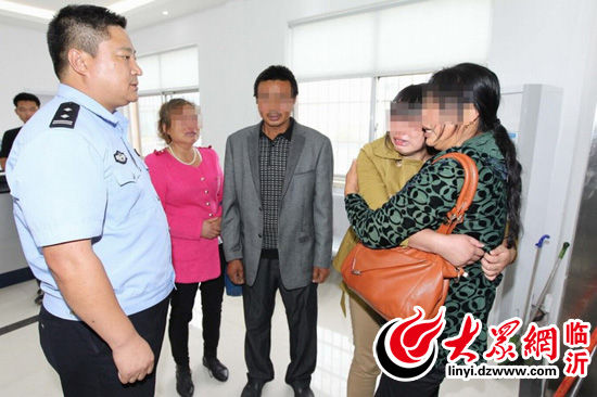 女孩见到家里人后失声痛哭