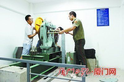 救援人员操作故障电梯，为救援争取空间。