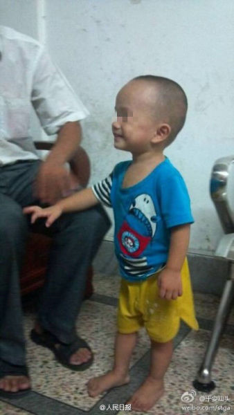 被父亲虐待的男童