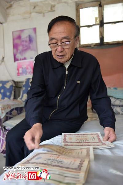 陈林在跟记者讲述日本发行的国债，并给记者分析了日军侵华的意图