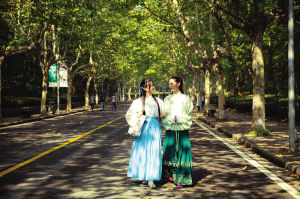 　　穿汉服的女生。陈立宇 摄