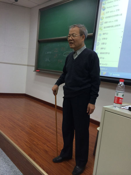 老教授上课 年迈妻子讲台陪伴