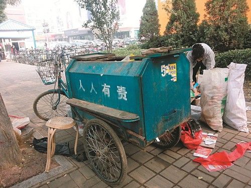 环卫三轮车气门芯被拔掉