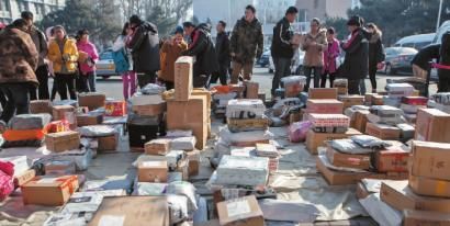 大学校门外大量快递到达，学生排队取快递 本报记者 蒋盛松 摄 