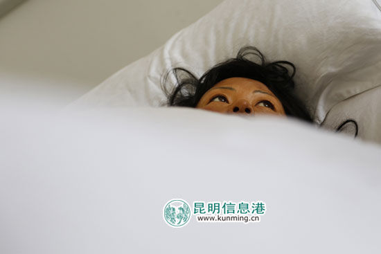 图为今年3月张秀遭家暴腿被丈夫打伤送往医院治疗