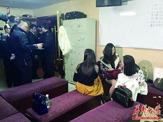 11月24日晚，湘湖派出所民警突击查处富丽华国海KTV。记者张洋银 摄