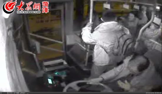 李福振在胸口拍了3下。