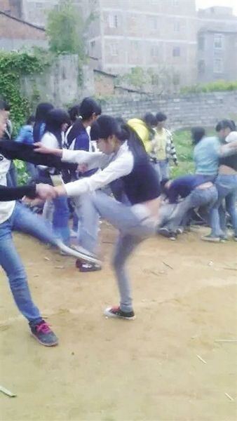 网上流传的宾阳县思陇镇女学生打群架图片 （网络截图）