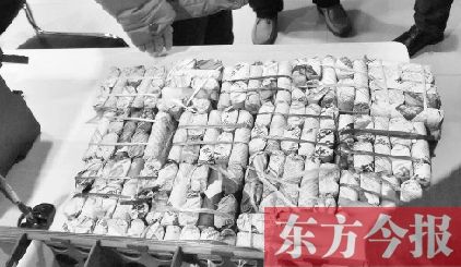 用小货车拉来了4.4万枚一元的硬币支付购车的首付款