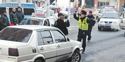 事发1月29日的公主岭市街头。当事巡警李大天介绍，“我害怕他开车逃离时撞到附近百姓，同时也威胁到我的人身安全，才站在车前面举枪示警。”拍摄者@小眼看世界Zz